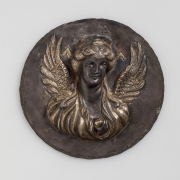 Медальон серебряный в виде круглой бляхи. II в. до н.э. Предоставлено: Государственный Эрмитаж.