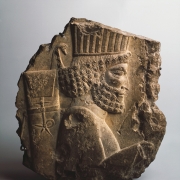 Фрагмент рельефа из Персеполя с изображением Персидского воина – одного из гвардейцев Дария или Ксеркса. Иран. Около 500 года до н.э. Предоставлено: Государственный Эрмитаж.