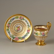 Чашка с блюдцем с цветочным и золотым орнаментом. Около 1823. Предоставлено: Музей-заповедник "Архангельское".