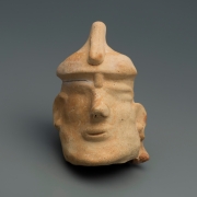 Терракотовая голова воина в остроконечном шлеме. VI в. до н.э. Предоставлено: Государственный Исторический музей.