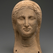 Надгробный бюст женщины.  I-II вв. н.э. Предоставлено: Государственный Исторический музей.