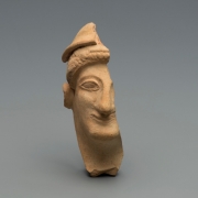Терракотовая голова безбородого мужчины. Место находки неизвестно. Первая половина VI в. до н.э. Предоставлено: Государственный Исторический музей.