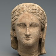 Фрагмент скульптуры: голова женщины. Место находки неизвестно. Вторая половина III в. до н.э. Предоставлено: Государственный Исторический музей.