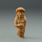 Терракотовая статуэтка стоящей женщины в тюрбане с дисковидным предметом в руке. VI в. до н.э. Предоставлено: Государственный Исторический музей.