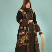 Девушка-якутка в национальной одежде, созданной Ааной Зверевой. Предоставлено: Государственный Музей Востока.