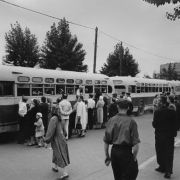 Дети отправляются в пионерский лагерь "Озёры" на автобусах ЗИС-154 от ДК Горбунова. 1960-е. Предоставлено Александром Кузнецовым и Музеем Москвы.