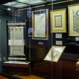 Выставка "Современное исламское декоративное и изобразительное искусство Ирана". Предоставлено: Государственный музей истории религии, Санкт-Петербург.
