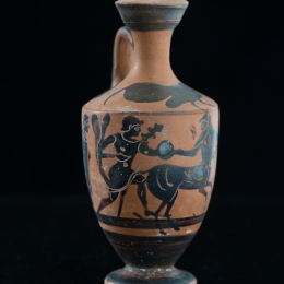 Лекиф чернофигурный: Геракл с кентавром. Греция. Конец VI в. до н.э. Предоставлено: © Государственный Исторический музей.