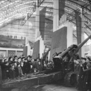 Посетители в зале Победы Музея обороны Ленинграда. 2 мая 1948 года. Предоставлено: Музей истории Санкт-Петербурга.