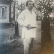 Казимир Малевич у дома в Немчиновке. 1933. Предоставлено: Галерея "На Шаболовке".