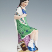 Скульптура «Девочка с подарками» 1925. Модель Н. Я. Данько (1924). Роспись Е. Я. Данько. Предоставлено: © Государственный Эрмитаж.
