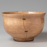 Чаша для чая типа Комогаи. Корея, нач XVII в.; реставрация: Япония, XVI (?)в. Предоставлено: Государственный Музей Востока.