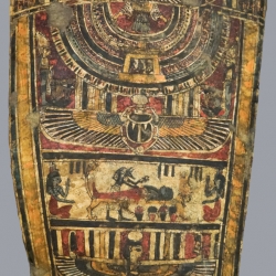 Картонажная накладка на торс с изображением сцены мумификации. I в. до н. э. Предоставлено: Государственный Музей Востока.