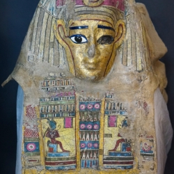 Картонажная позолоченная шлемообразная маска. I в. до н. э. Предоставлено: Государственный Музей Востока.