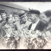 С. Я. Лемешева встречают поклонники на вокзале, 1940-е. Предоставлено: Музей Москвы.