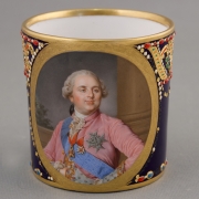 Чашка с портретом короля Франции Людовика XVI. Севрская фарфоровая мануфактура 1782. © ГМЗ «Павловск». Предоставлено: © Государственный Эрмитаж.