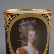Чашка с портретом королевы Марии Антуанетты. Севрская фарфоровая мануфактура, 1782. © ГМЗ «Павловск». Предоставлено: © Государственный Эрмитаж.