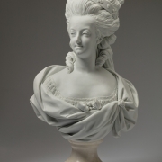 Бюст королевы Марии Антуанетты. Севрская фарфоровая мануфактура, 1782. Предоставлено: © Государственный Эрмитаж.