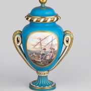 Ваза «с лентой или ваза с короной». Севрская фарфоровая мануфактура, около 1770. Предоставлено: © Государственный Эрмитаж.