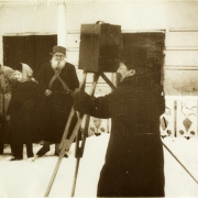 А.О. Дранков снимает Л.Н. Толстого и его родных. Ясная Поляна, 1910. Предоставлено: Государственный музей Л.Н. Толстого.
