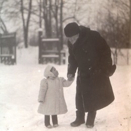 Л.Н. Толстой с внучкой Т.М. Сухотиной зимой на улице. Фотография В.Г. Черткова, 1908. Предоставлено: Государственный музей Л.Н. Толстого.