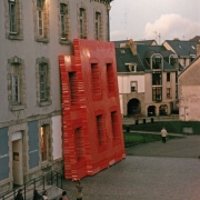 Александр Константинов "LE QUARTIE (Квартал)" 2005 – 2006. ЦСИ, Кампер, Франция. Предоставлено: Государственная Третьяковская галерея.