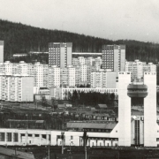 Тында, железнодорожный вокзал. Вид со стороны станции. 1987. Музей истории Байкало-Амурской магистрали, г. Тында. Предоставлено: Государственный Исторический музей.