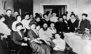 РГАКФД / ТАСС. Григорий Распутин в окружении дам, 1910.