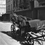 РГАФД / ТАСС. Спящий извозчик на одной из московских улиц, 1910.