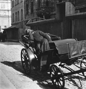 РГАФД / ТАСС. Спящий извозчик на одной из московских улиц, 1910.