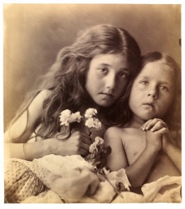 Джулия Маргарет Кэмерон "Красные и белые розы" 1865