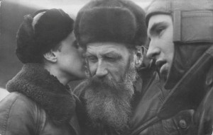 Владислав Микоша "Отто Шмидт с сыновьями перед отлетом на станцию "Северный полюс -1" 1937
