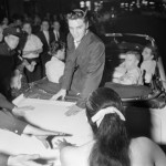 Альфред Вертхаймер "Элвис едет в ночи, Нью-Йорк, 1 июля 1956"