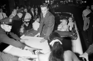 Альфред Вертхаймер "Элвис едет в ночи, Нью-Йорк, 1 июля 1956"