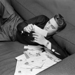Альфред Вертхаймер "Элвис читает письма поклонников, Нью-Йорк, 17 марта 1956"