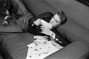 Альфред Вертхаймер "Элвис читает письма поклонников, Нью-Йорк, 17 марта 1956"