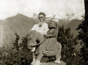 Николай Рерих у статуи покровителя долины Кулу ГугаЧохана. Кулу, 1932–1933