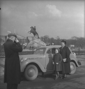 Евгений Халдей «Москвич» на фоне Петра" Ленинград, 1950-е