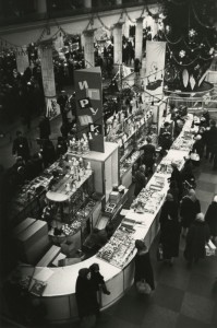Борис Ярославцев "В торговом зале «Детского мира» накануне Нового года" Москва, 1960-е