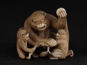 Сэйгёку "Нэцкэ «Обезьяна с детёнышами» Япония, конец 19 века