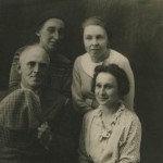 О.Э. Мандельштам в группе перед отъездом из Воронежа. 1937