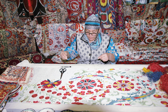 И шелк привидится в дыхании песков… Хранители вышивки Узбекистана.