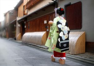 Хироси Мидзобути "Мэйко идет вдоль домов квартала" 2012