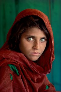Стив МакКарри "Шарбат Гула. Афганская девочка. Лагерь беженцев Насир-Баг недалеко от Пешаварa, Пакистан" 1984