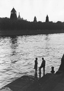 Виктор Ахломов "У реки" Москва, Кремлевская набережная, 1966