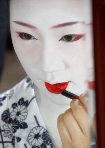 Хироси Мидзобути "Гейша и ее губная помада" 2017