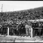 Публика на уклоне и на Трибуне Амстердам, во время матча между Уругваем и Перу, 18 июля 1930 года