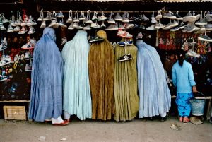 Стив МакКарри "Женщины в магазине обуви. Кабул, Афганистан" 1992