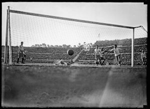 Четвертый уругвайский гол в финале, забитый Эктором Кастро. Стадион Сентенарио. 30 июля 1930 года.