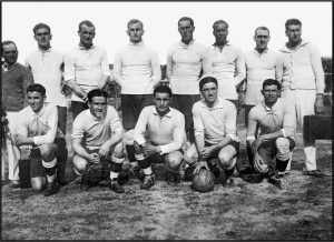 Сборная Уругвая перед финальным матчем Чемпионата Мира с Аргентиной. Стадион Сентенарио. 30 июля 1930 года.